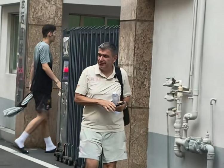 CBA最新消息：据网友@忠意🏀广东宏远拍摄的一个宏远外教教练约瑟普·玛利亚·贝