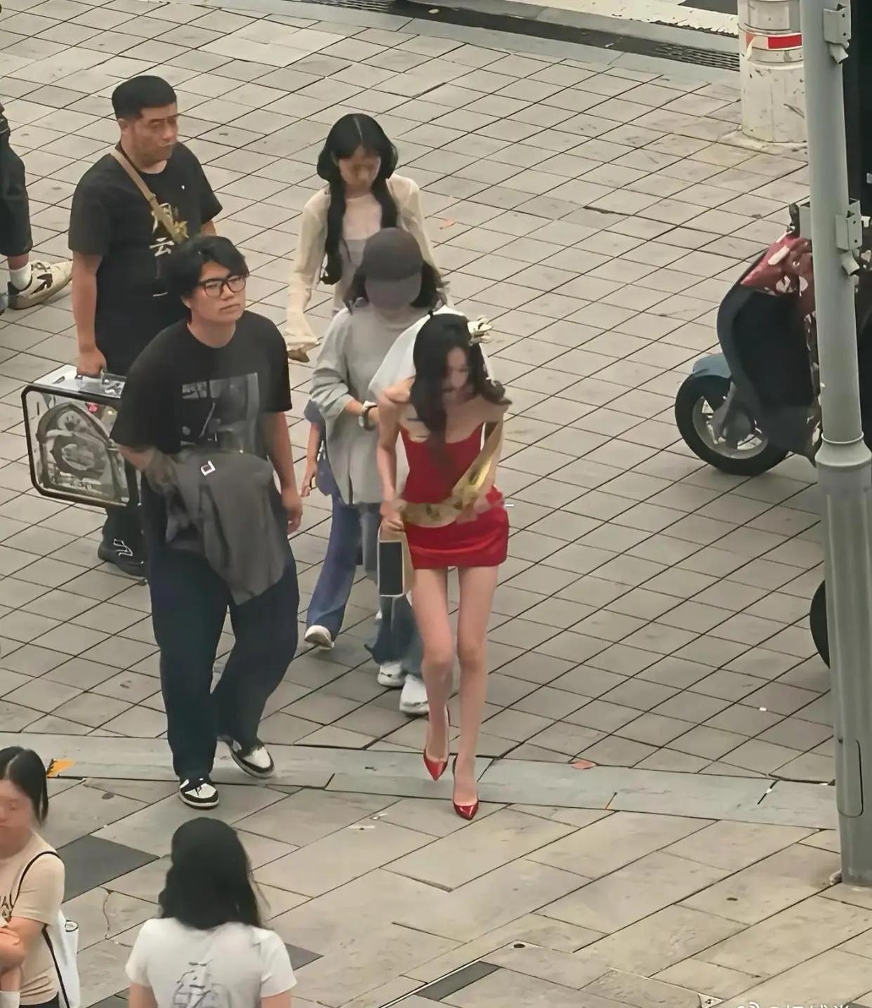 瘦到这种程度上镜刚好，都说上镜胖十斤看来是真的 