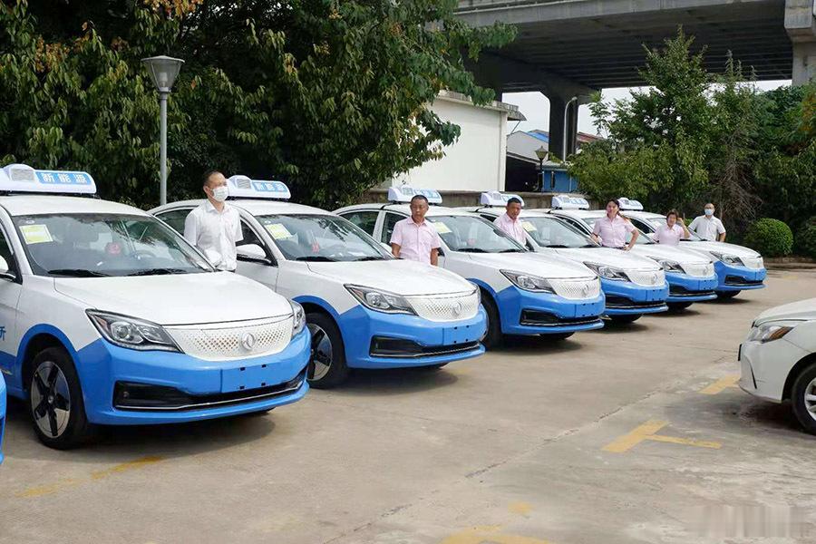 #打车你喜欢油车还是电车#现在不仅网约车，就连出租车都是新能源汽车了，很少见到油