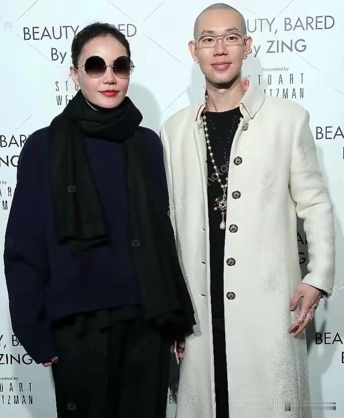 这就是王菲的御用化妆师，
面相温和，自带佛相，
看着特别舒服。
 
他是华人化妆