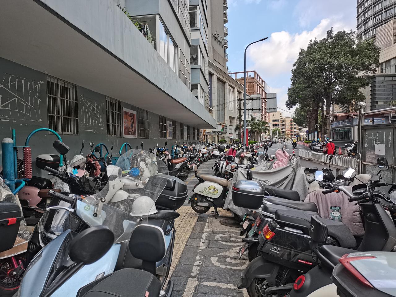 昆明虽为二线头部城市，但它却有两大槽点很是拉低城市形象。
一是落后的城建，二是混