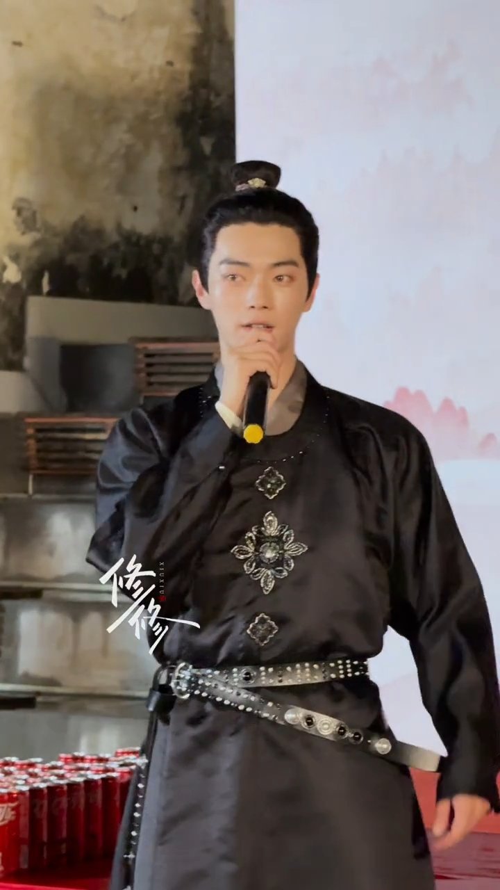 许凯《一瓯春》杀青路透，现场好多粉丝，许凯在线全方面比心和挥手，简直不要太萌！好