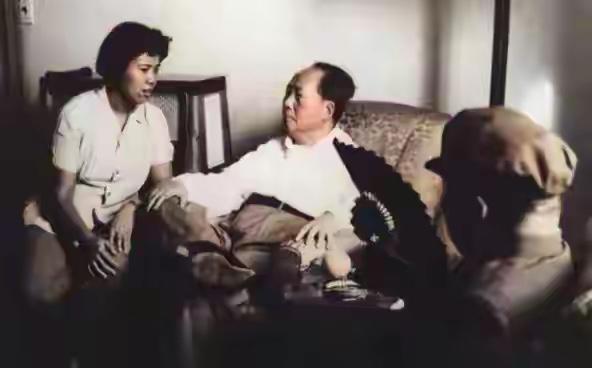 1962年春天，中南海￼￼￼。毛岸青与妻子邵华来到家中探望父亲。平日里主席日夜操