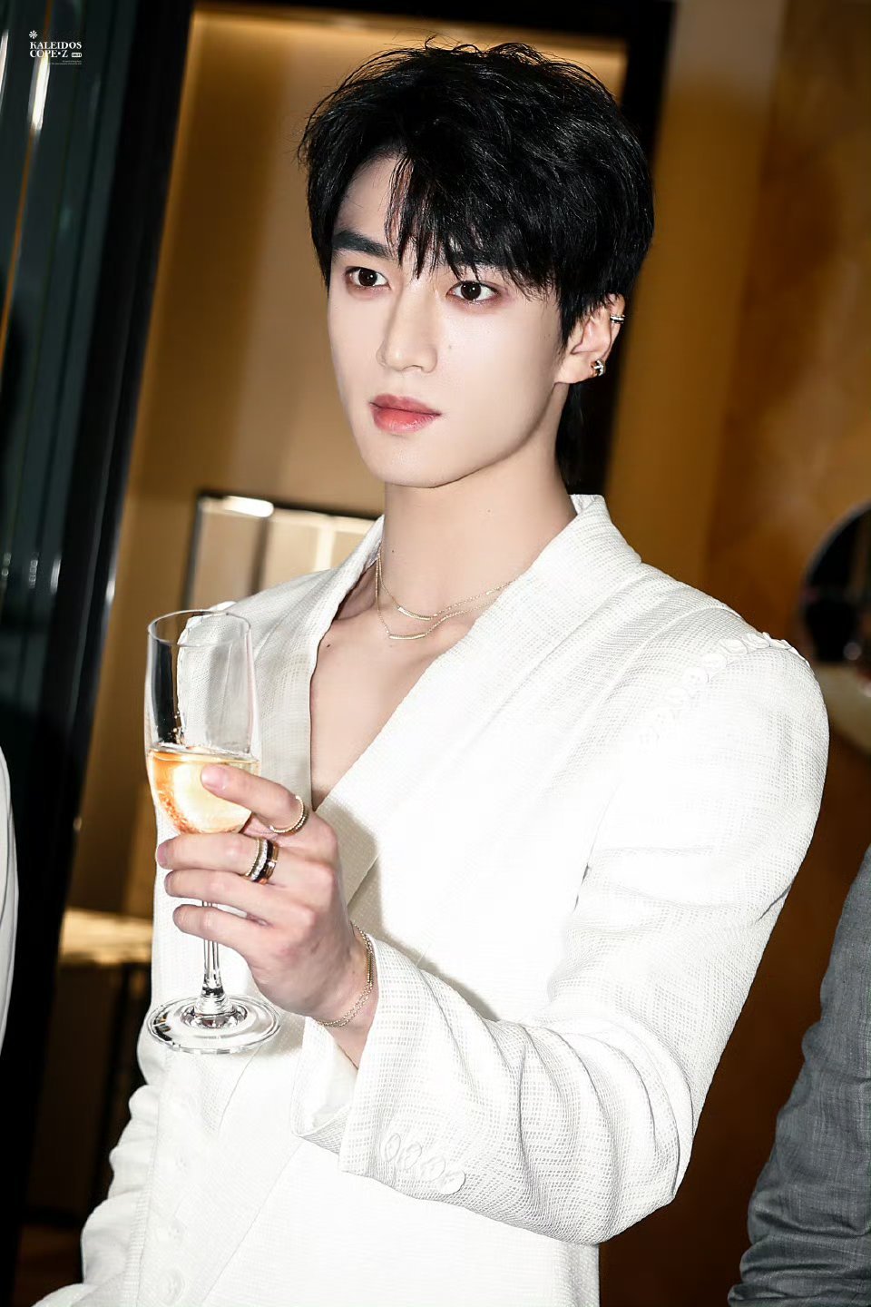 张康乐今日活动图深v白西装配耳骨夹[酷] ​​​