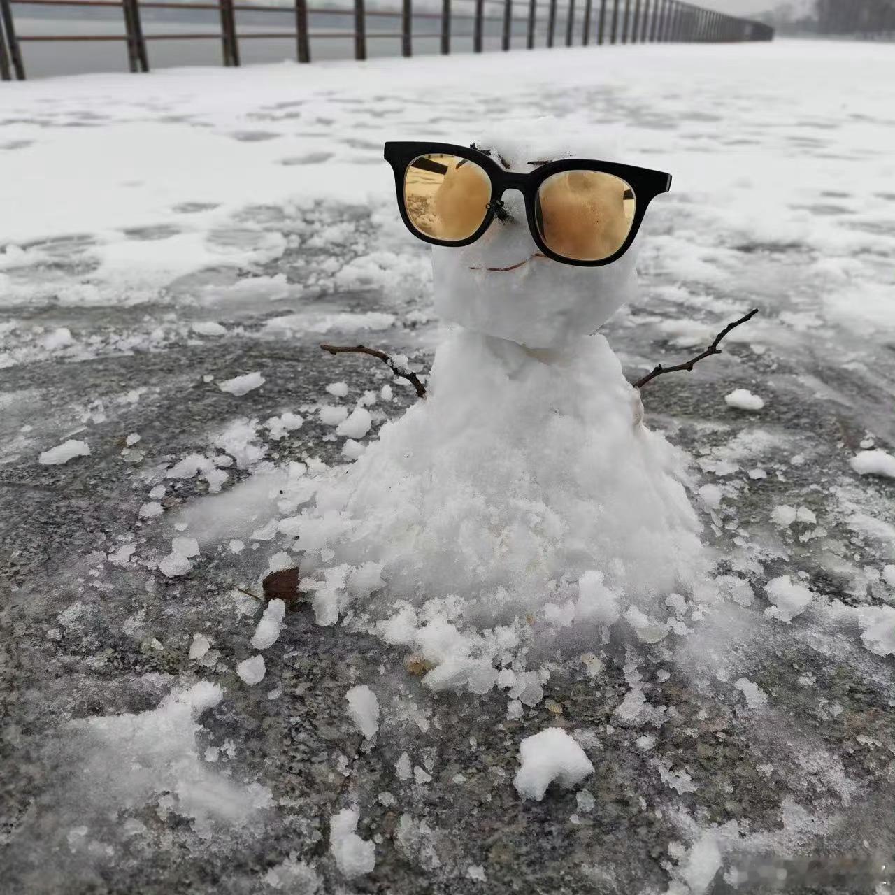 肖战锦州雪地明信片肖战在锦州拍的雪地明信片好喜欢啊！雪人，自拍，脚印，雪地画的小