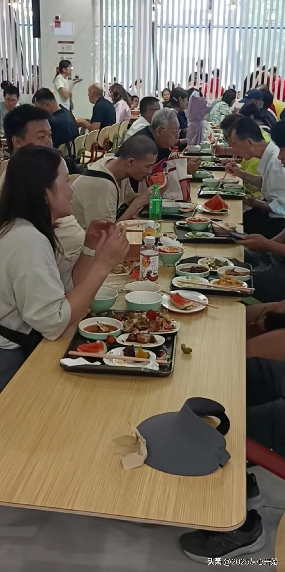 韦东奕真的是一位为他人着想的北大副教授。

最近，韦东奕在北大食堂吃中午饭，选择