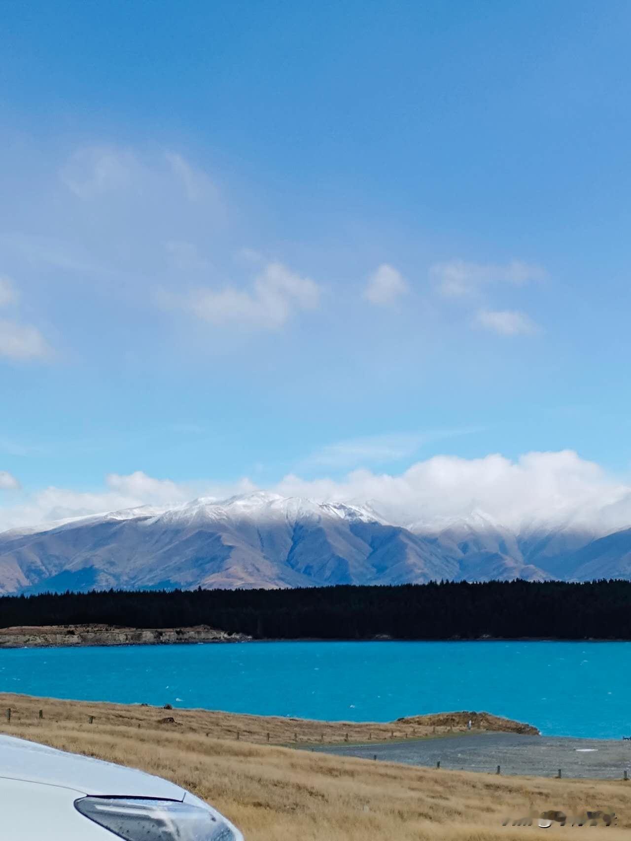 我的下联是：房前秀水蓝。