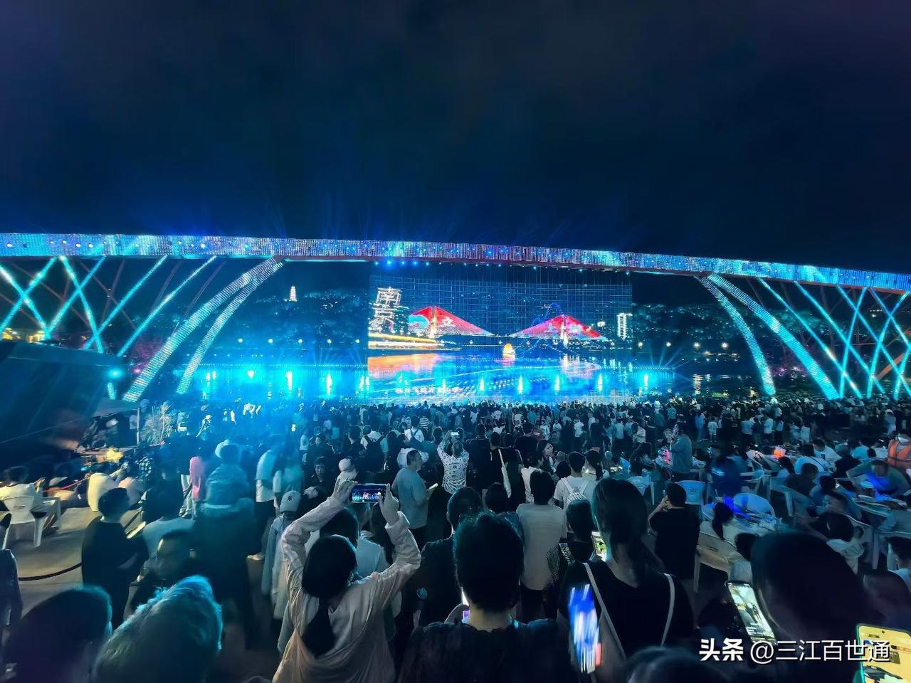 根据最新气象预报，经综合研判，决定取消10月3日晚长江音悦街水幕广场所有演出和无