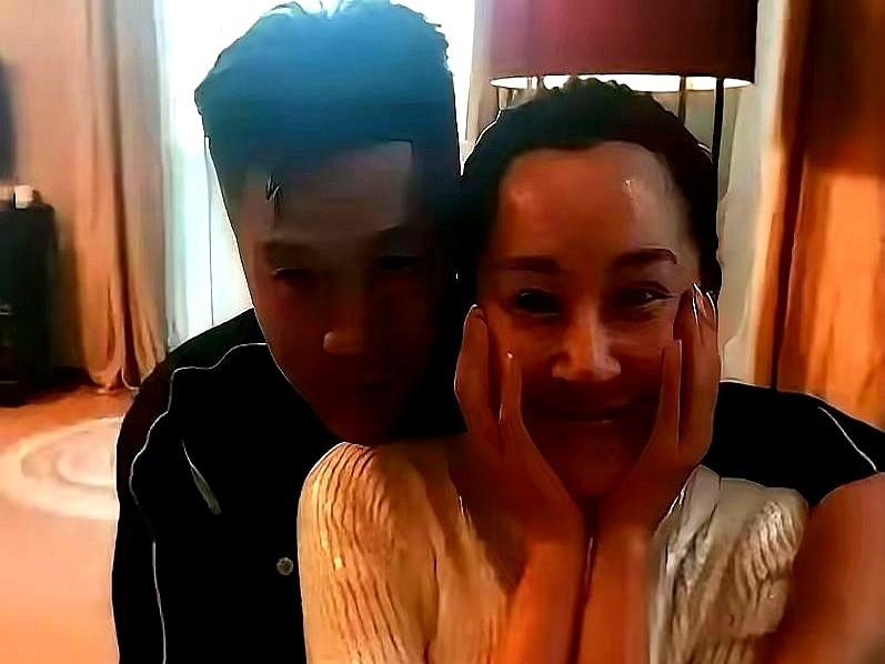 许晴一张同学聚会照片，再次炸锅了！她搂着发小笑得挺开心，却有人说她没分寸，尺度大