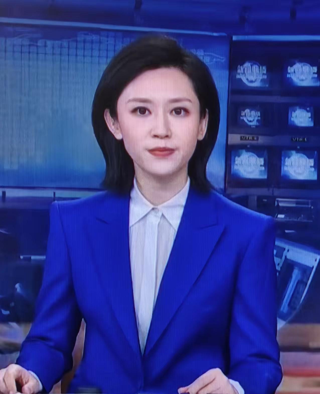她目前是中央最优秀的播音主持，甚至超过以前的李修平，更胜一筹