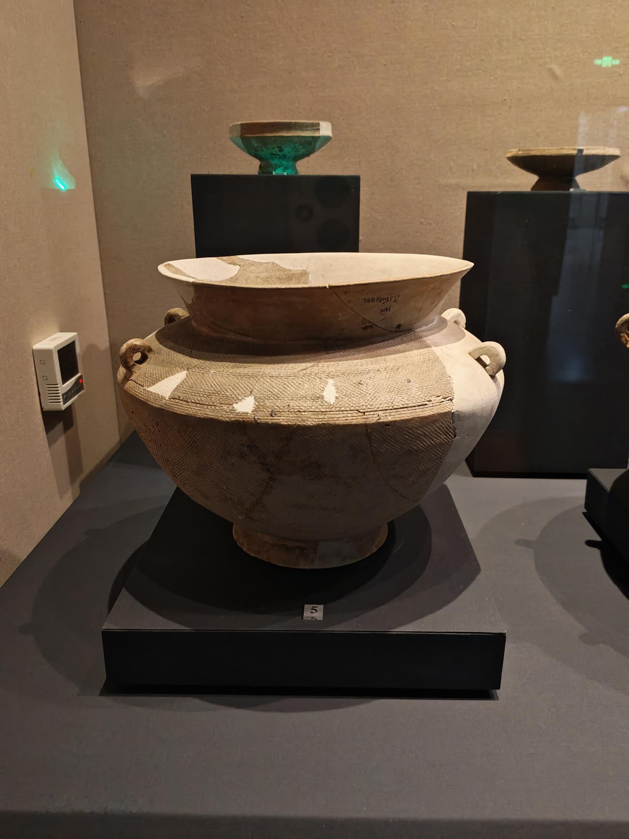 滕州博物馆藏原始瓷和硬陶 
原始瓷（原始青瓷）
原始瓷是陶器向成熟青瓷过渡的产物