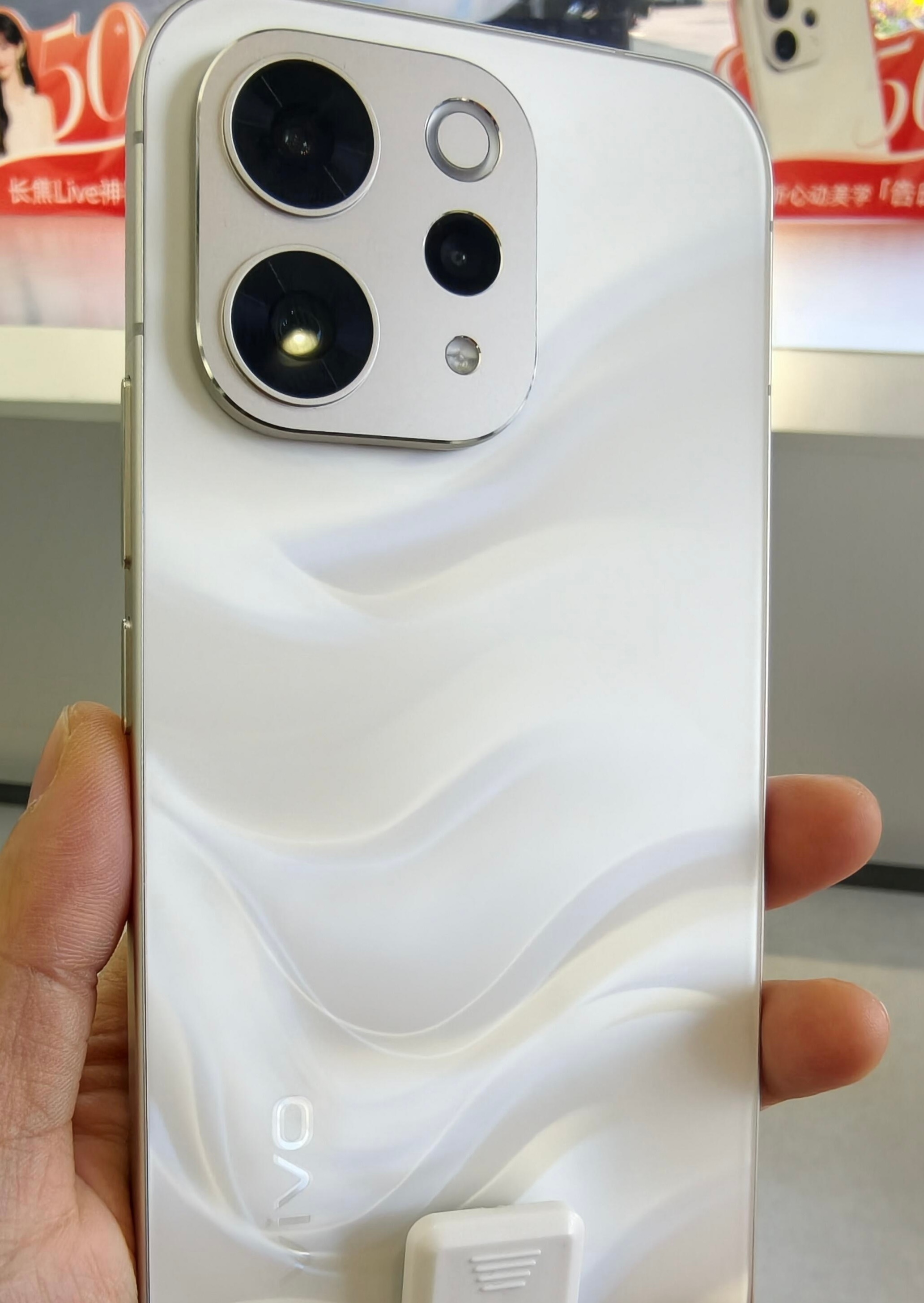 论浪漫还是得vivo啊S50这颜值确实高👍很冬天的一款配色，全新的纱缎光刻纹理