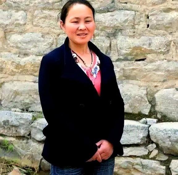 一名18岁的女孩被人贩子以2700元卖给了一位放羊人，洞房当晚，女孩紧张地蜷缩在