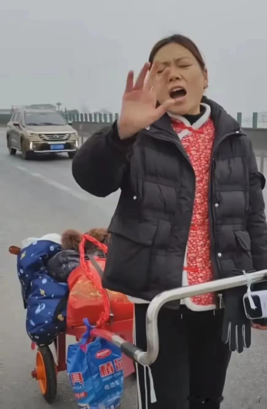 为了成网红，许多人已经成了疯颠状态，这不8月份时，河南一个22岁的女主播徒步西藏