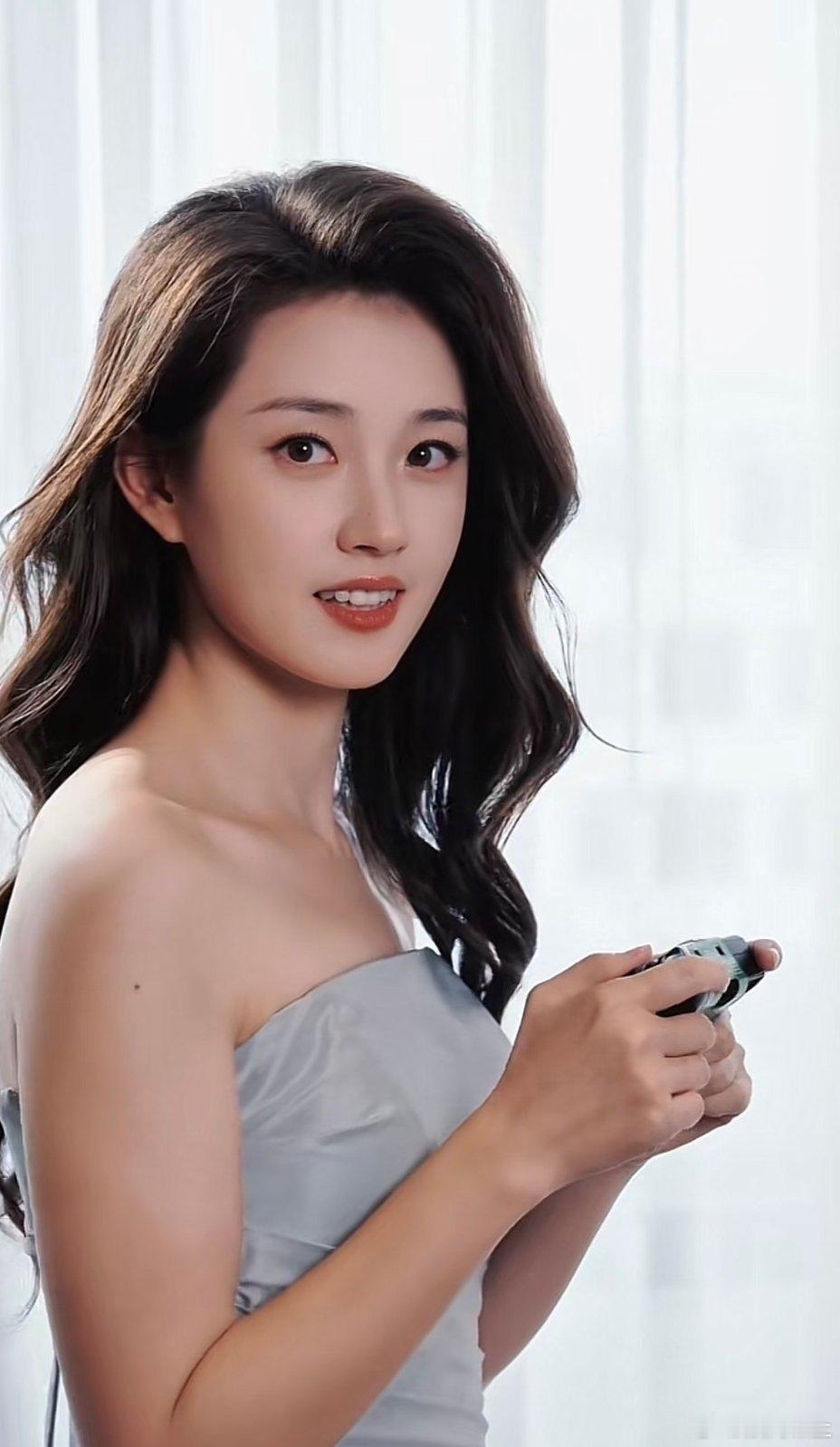 中戏科班出身的郭宇欣，早年跑三年龙套沉淀演技，颜值清新耐看可塑性极强。本次凭《盛
