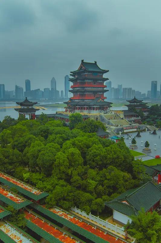 在我国提及江南四大名楼，通常指的是滕王阁、岳阳楼、黄鹤楼和鹳雀楼。
滕王阁坐落于