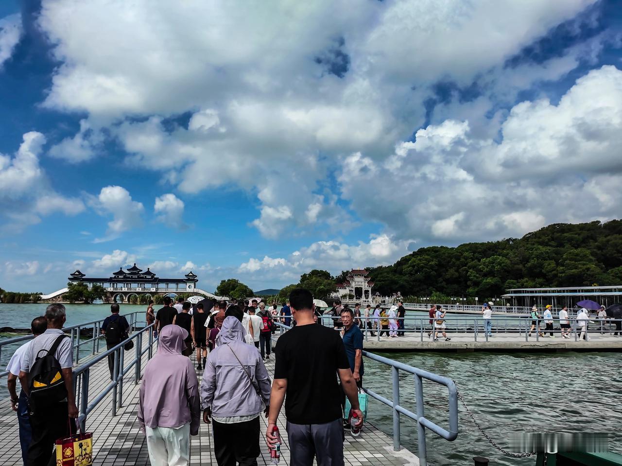 周末去趟无锡，一天跑了两个五A级景区。上午鼋头渚，下午三国水浒城。门票都是一百五