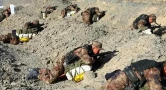 别被电视骗了，上过战场老兵经验之谈：遇到爆炸时，千万不能整个身体趴在地上，但凡卧