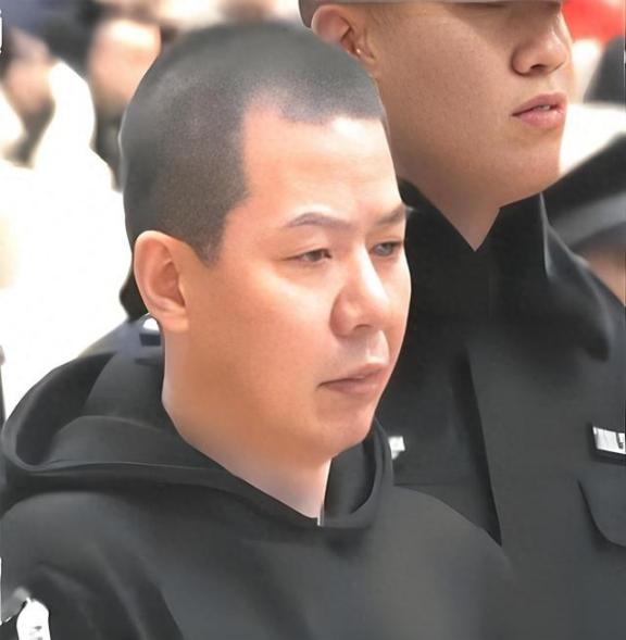 2013年，山西黑老大“小四毛”被妻子捞出监狱。出狱后，这个敛财12亿、坐牢像度