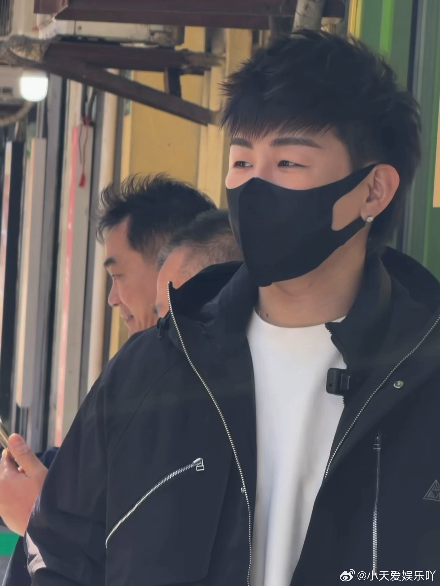 公园偶遇胡彦斌 天呐噜！在公园居然碰到胡彦斌了！他不是在开演唱会忙得昏天黑地嘛，