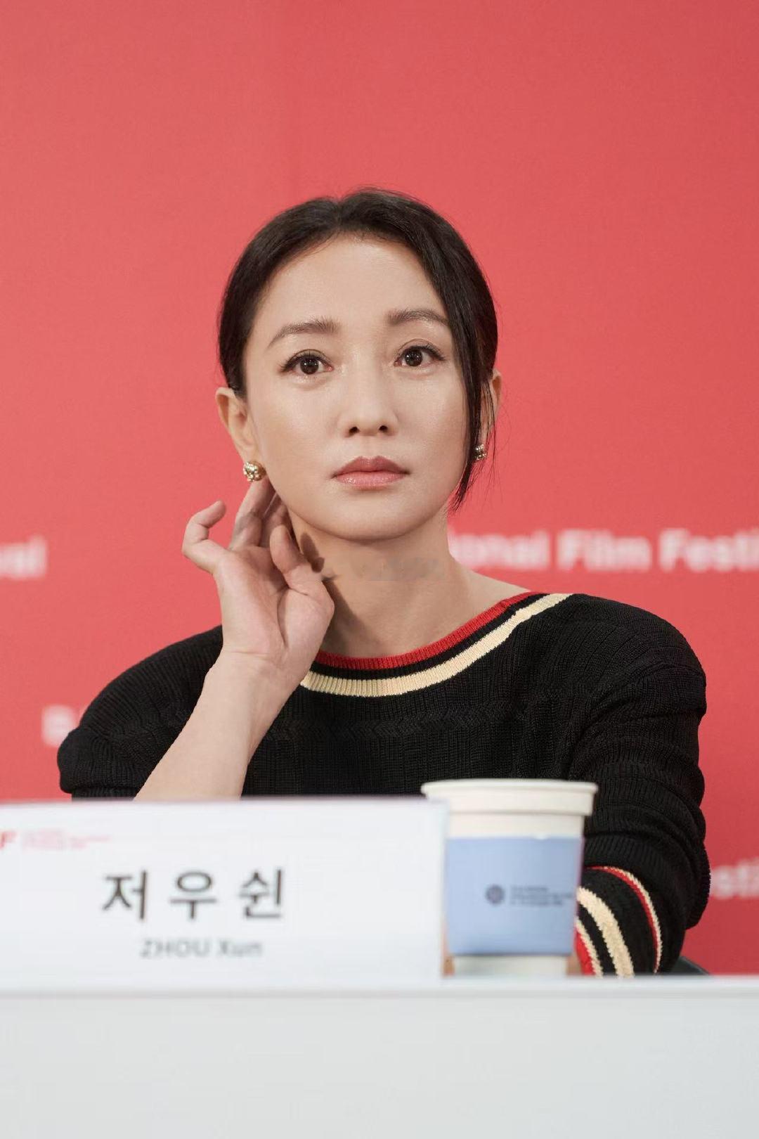 周迅谈到初次尝到寂寞哭戏哭了 不止是演好一个角色，更是读懂藏在故事里的人生。周迅