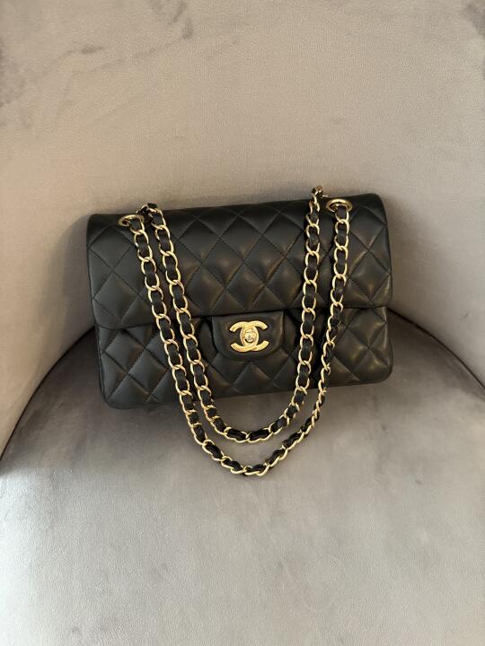 又要涨价了吗？CHANEL CF 小号黑金羊皮