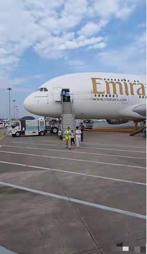 昨晚，一架阿联酋航空的A380，从迪拜飞往上海，因为浦东下雷暴，备降在了杭州萧山