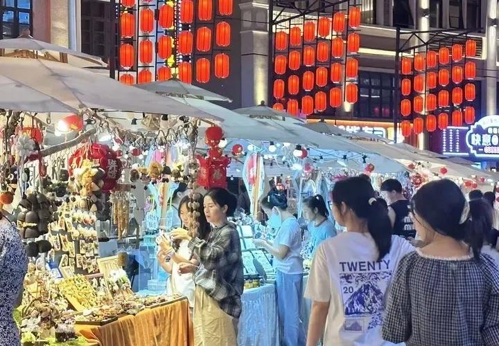 【南宁清明假期“烟火气”里飘出“文明味”】清明小长假，南宁迎来出游和消费高峰。连