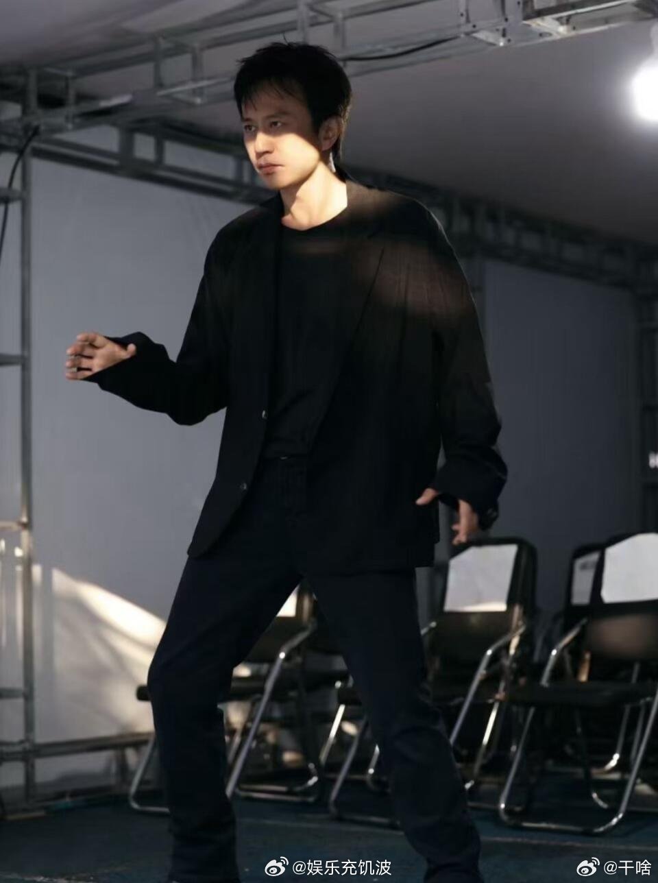 陈赫完美预判邓超下车动作陈赫神预判！提前模仿邓超下车姿势，结果本人真就这么走 