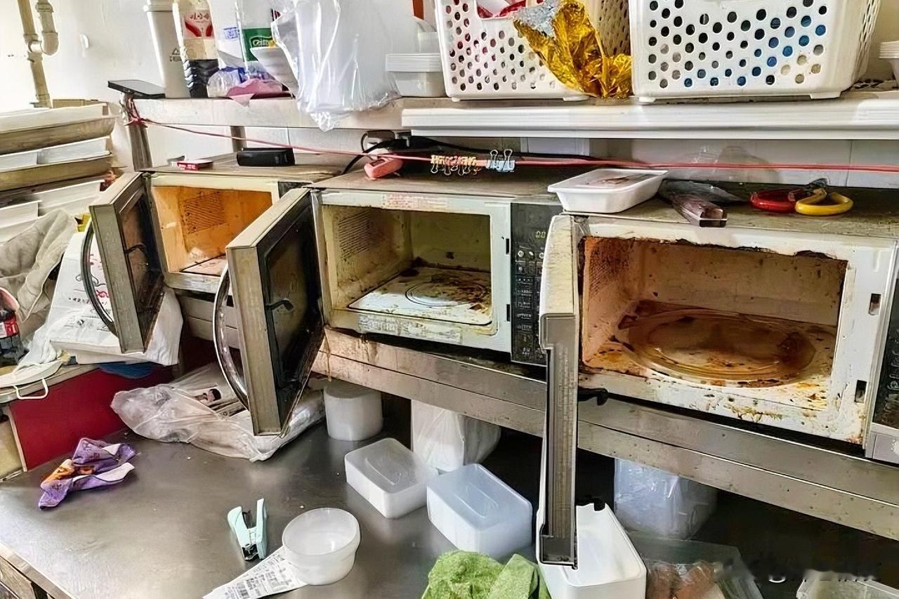 民以食为天，外卖小哥的随手一拍，又一次撕开了外卖后厨的遮羞布。

为河南省郑州点