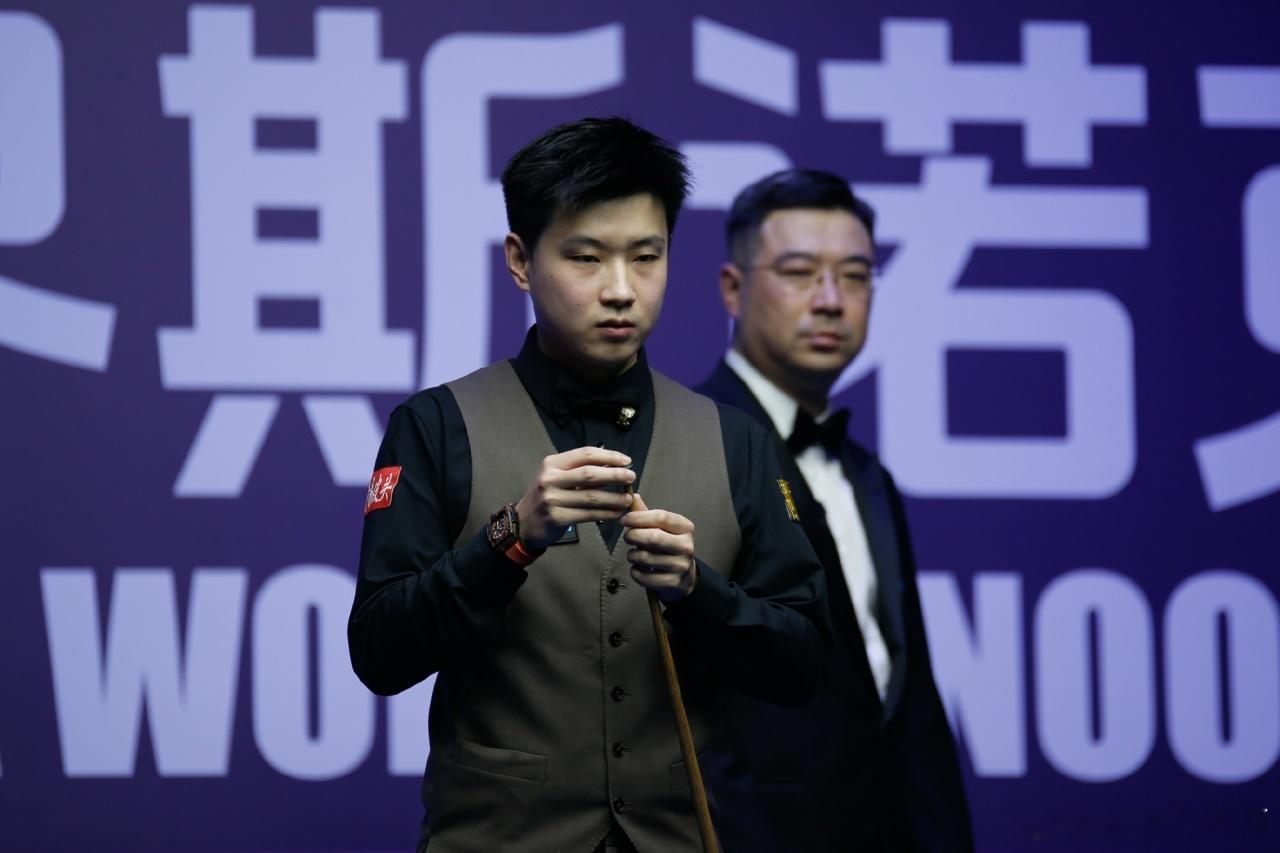 2025斯诺克武汉公开赛，32进16轮次，中国选手赵心童￼对阵苏格兰选手斯蒂芬-