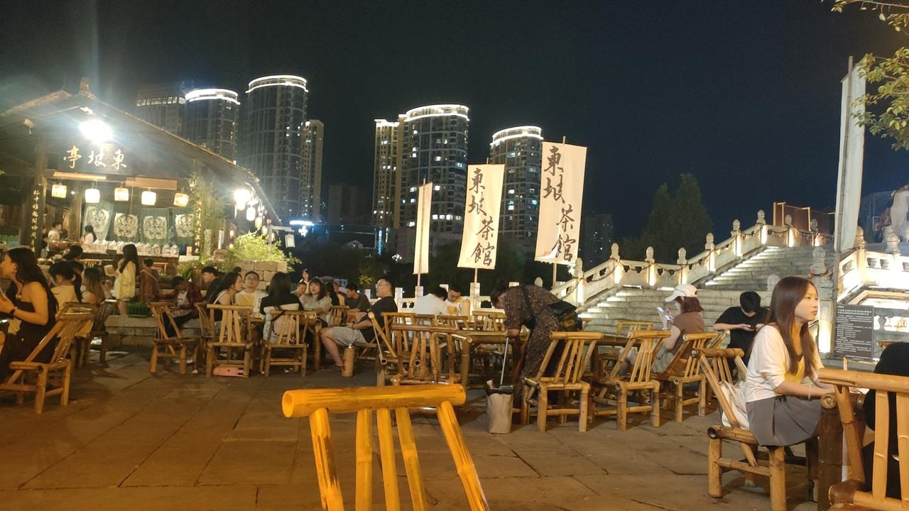 特别喜欢安顺的古城，它不是臆造的古城，历史存在几百年了。它也不是全新统一改造的古