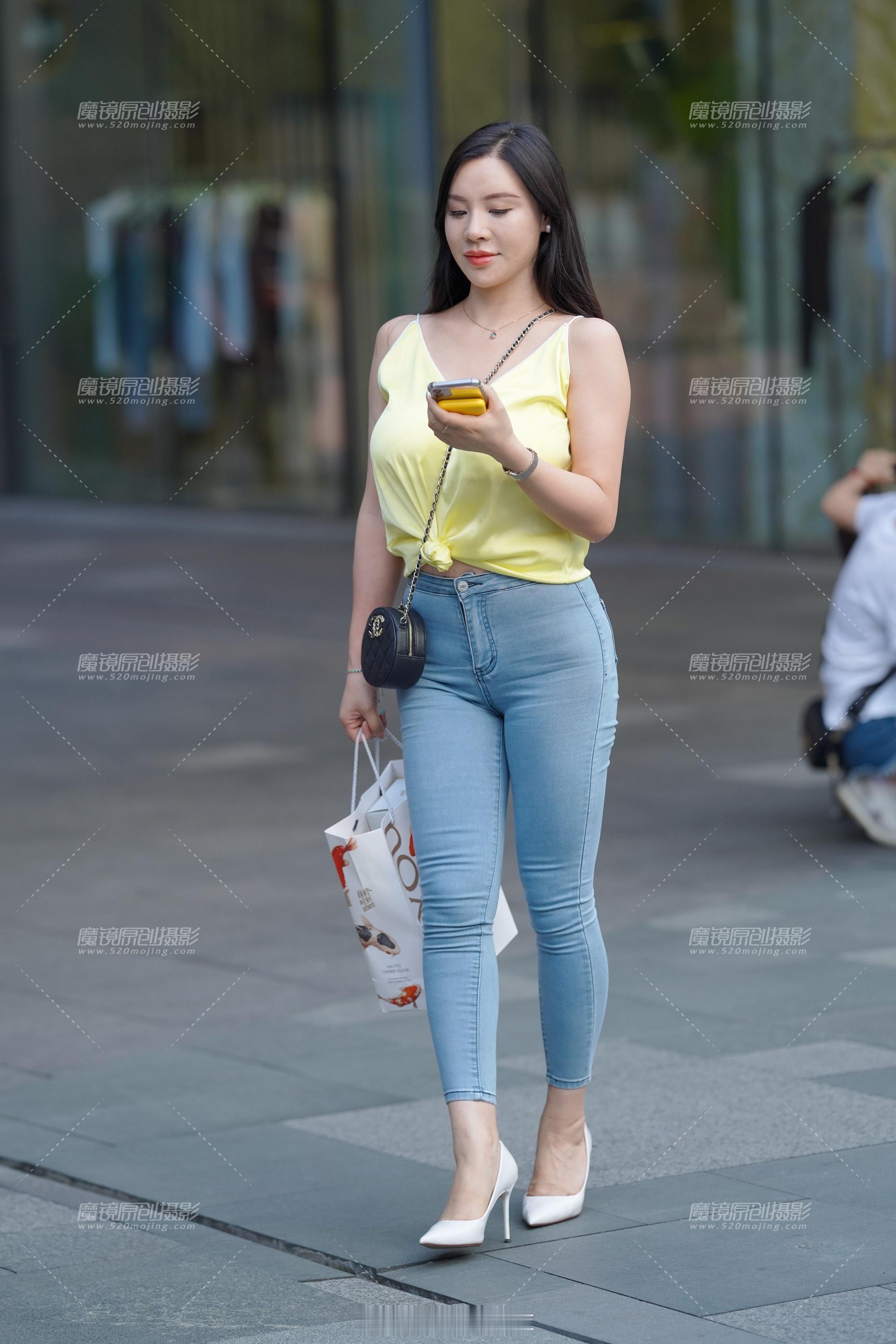 超绝腰臀比穿牛仔裤也能很好的展示超绝的腰臀比！ ​​​