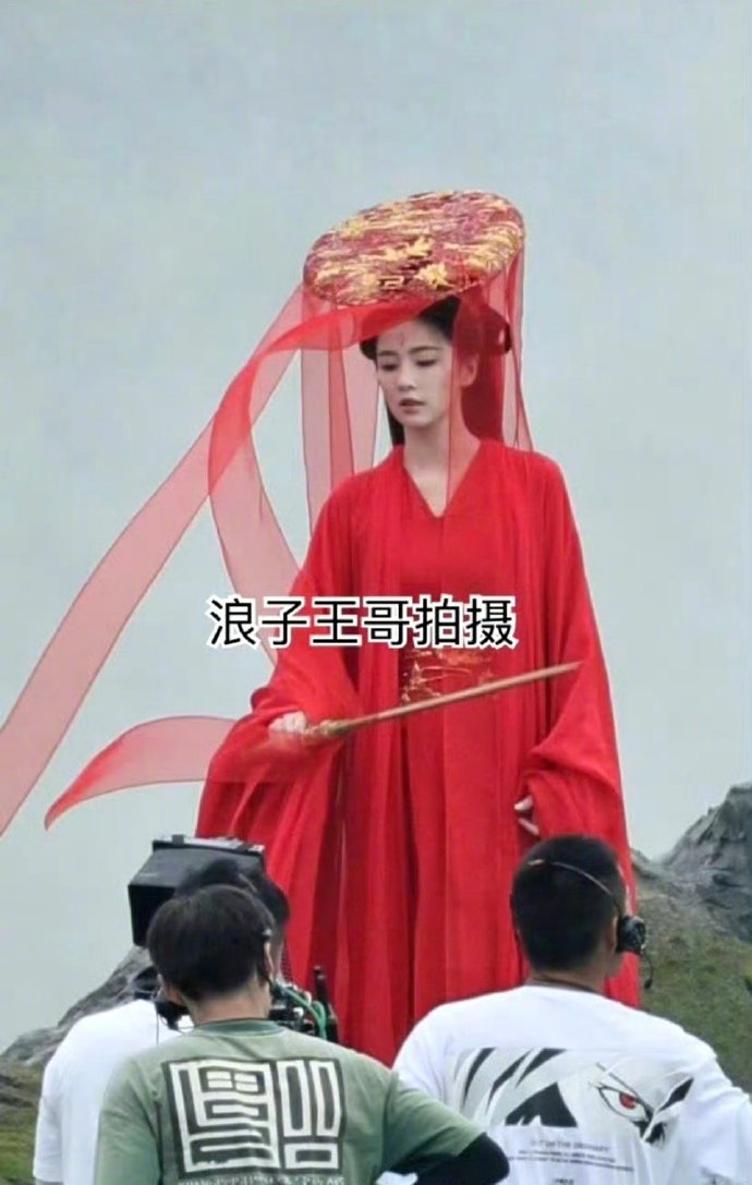 白鹿《临江仙》红衣路透，这个造型有点一言难尽[允悲] ​​​