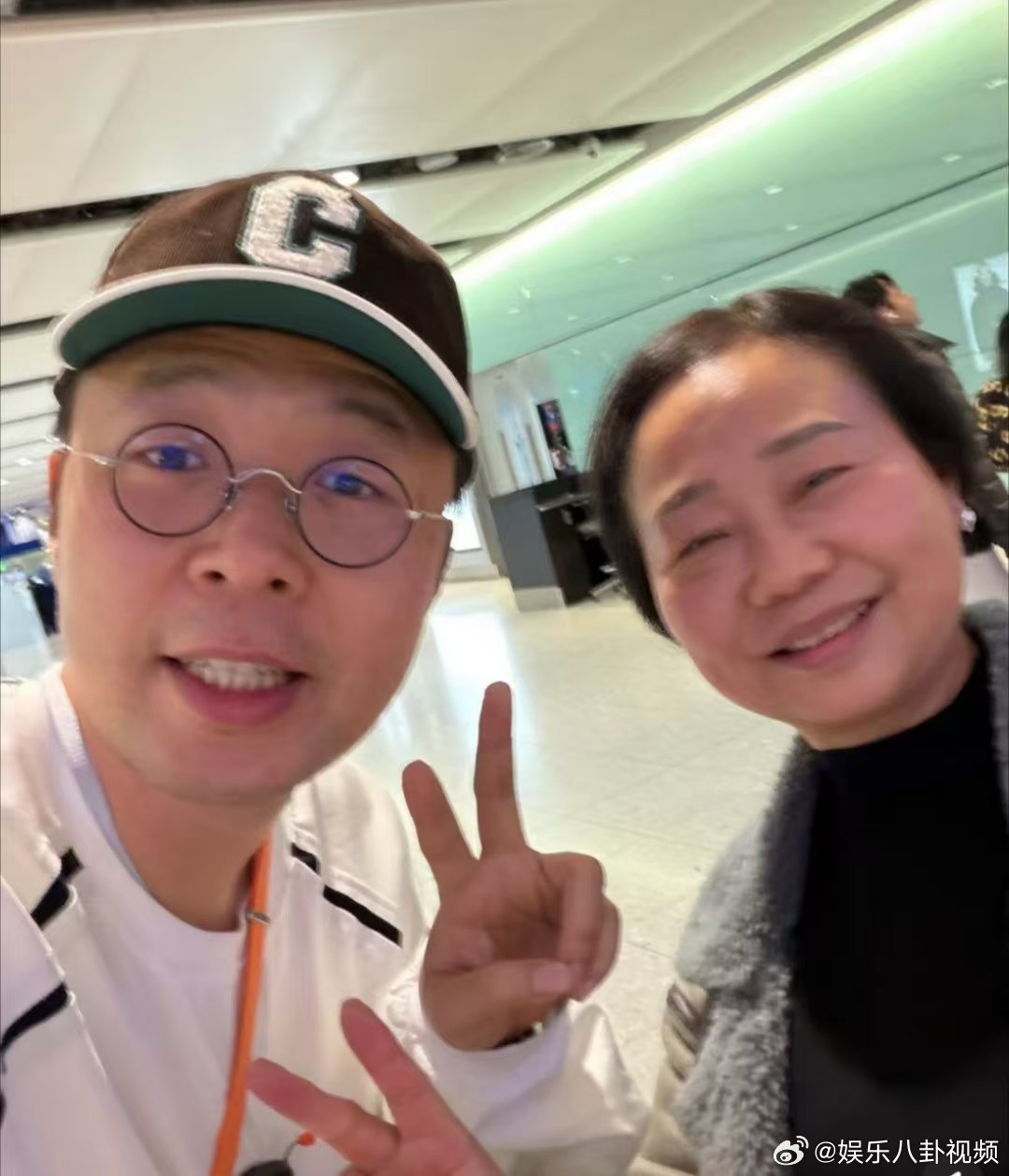 00后连夜奔赴杜海涛面试现场杜海涛帮00后网聘奔现从线上连线到线下见面，杜海涛真