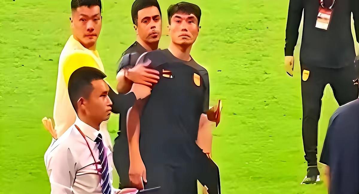 郑智居然成了青岛西海岸主教练？他真不合适，脾气太大，最著名的那次是怒瞪球迷。
