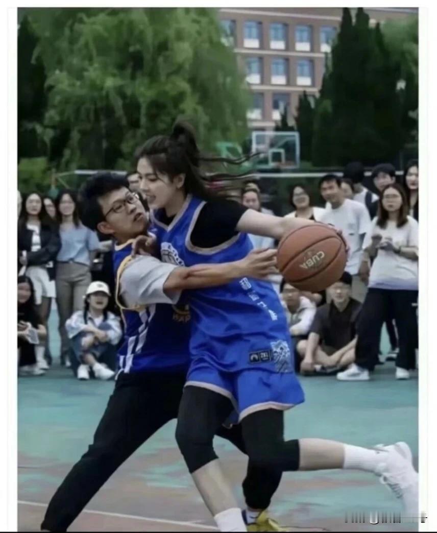 年轻时候我打球也这么认真的话，我应该也可以打爆全校所有女生吧！
可惜那时候青春年
