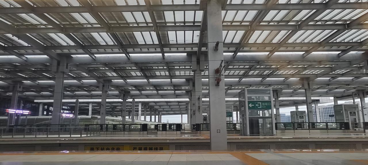 今天来到了亚洲第一大高铁站——雄安新区，亲眼见证了它的宏伟高大，气势磅礴。站在里