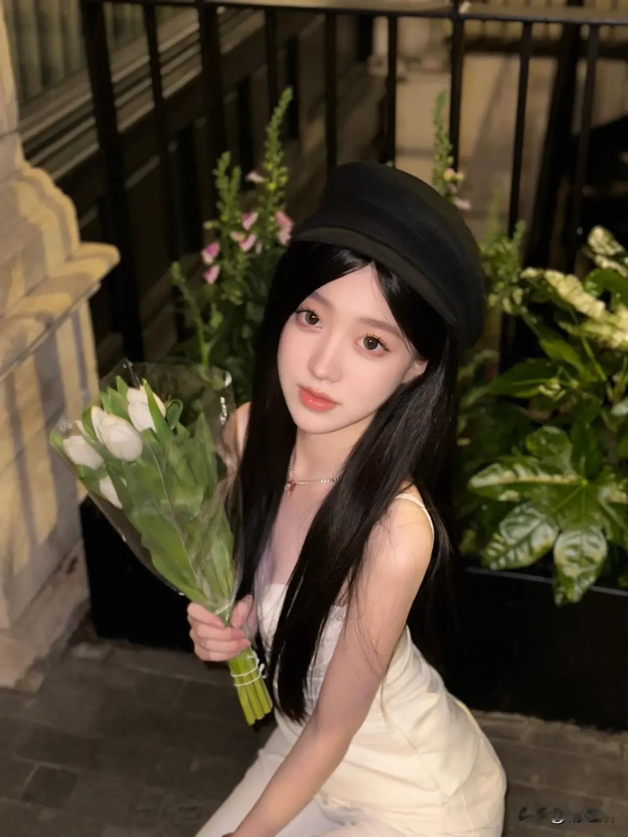 优雅黑帽少女，手捧白玫瑰，浪漫夜晚的温柔瞬间。