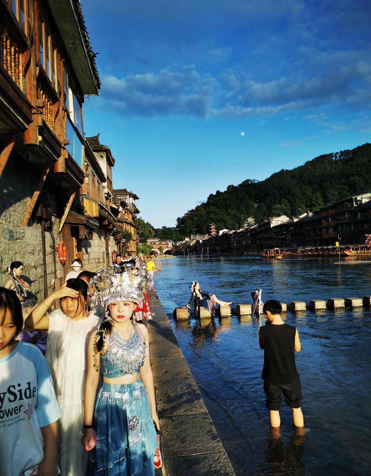 宇宙山河浪漫，生活点滴温暖，都值得我前进(ง •_•)ง