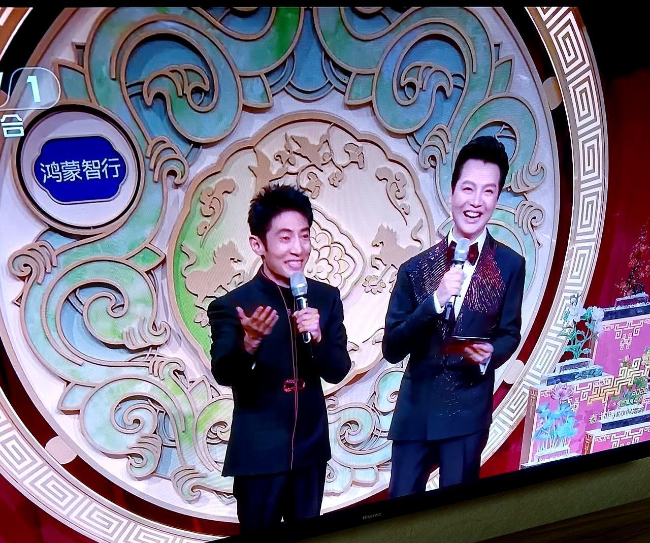 春晚导演于蕾这招“老带新”，用得真绝。
任鲁豫稳得住场，刘心悦开口亮嗓，把年轻观