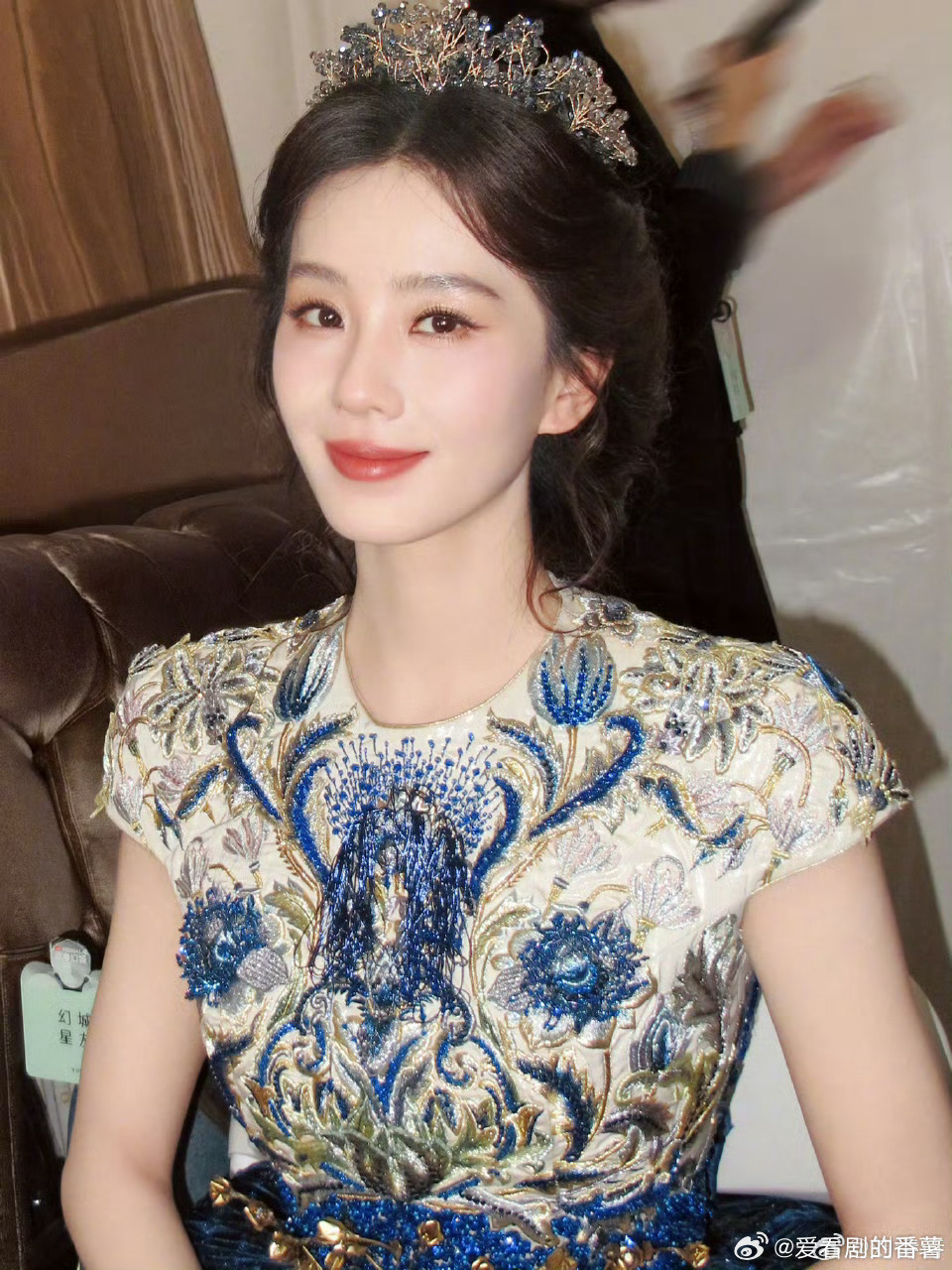 刘诗诗感谢复刻龙葵头冠网友刘诗诗五官精致，妥妥的实力派，看到龙葵头冠瞬间泪目爷青