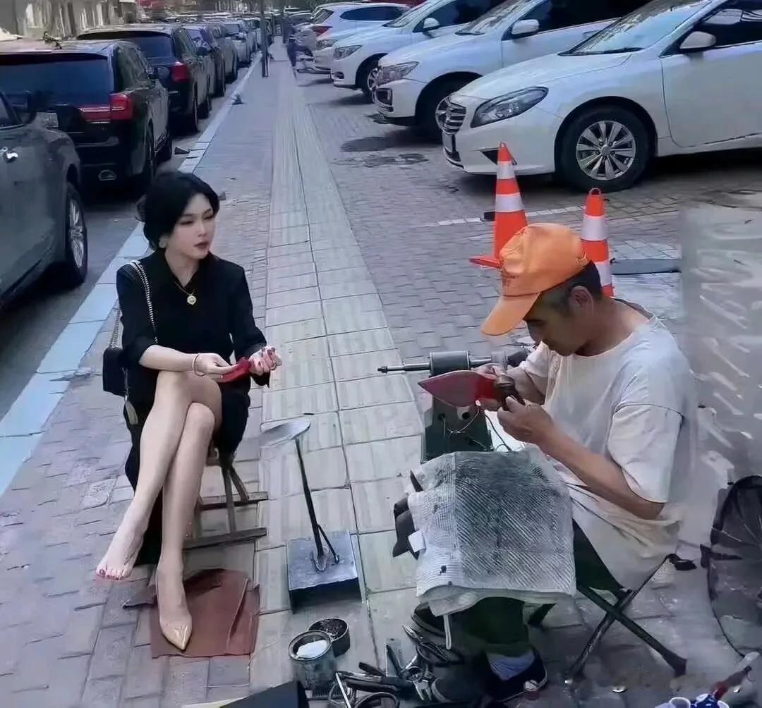 看那坐姿，这个修鞋的女人像是有教养之人。修鞋匠也是个有道德的人，始终低着头与女人