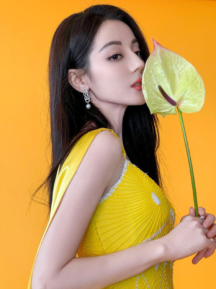 #迪丽热巴黄金色高定# 热巴！你美！黄色长裙好优雅又好性感！搭配黑长直，美的好耀