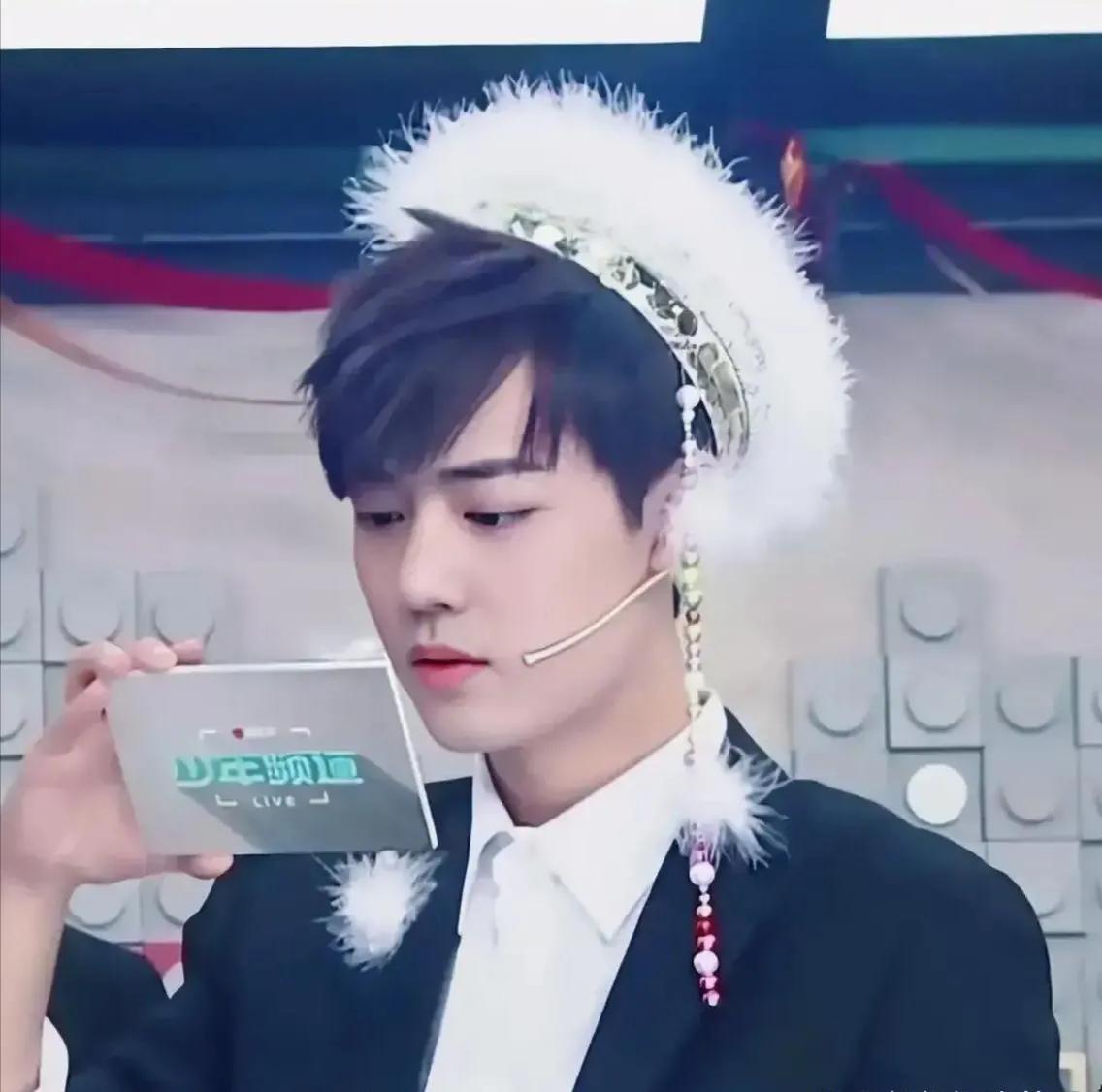 肖战这个造型简直比香妃本妃还要惊艳，
满眼柔情低头的一瞬，谁受得了！肖战戴上香妃