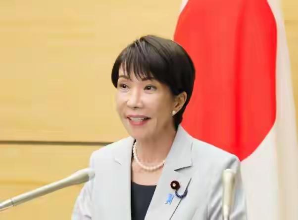 怎么近期的高市咋就变得这么地乖巧懂事了？
是变清醒了，还是日本经济要崩塌扛不住了