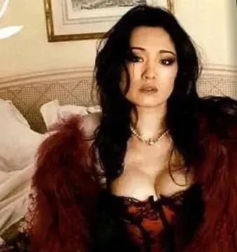 红唇微启，性感妩媚。杨幂临不惑之年显有料，巩俐即将耳顺添花貌。一个又甜又魅，一个