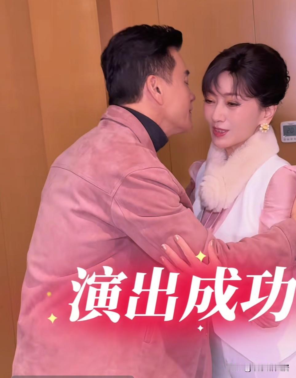 演员吕良伟说：“芝姐是我的最爱”，我的天这不会是在表白吗？

后面他又解释说：“