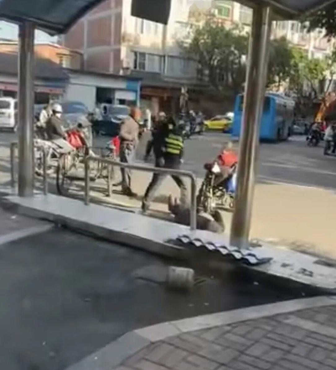 千万别用临时工为借口顶罪！监控视频显示，福建福安一身着城管制服的人，突然跑步加速