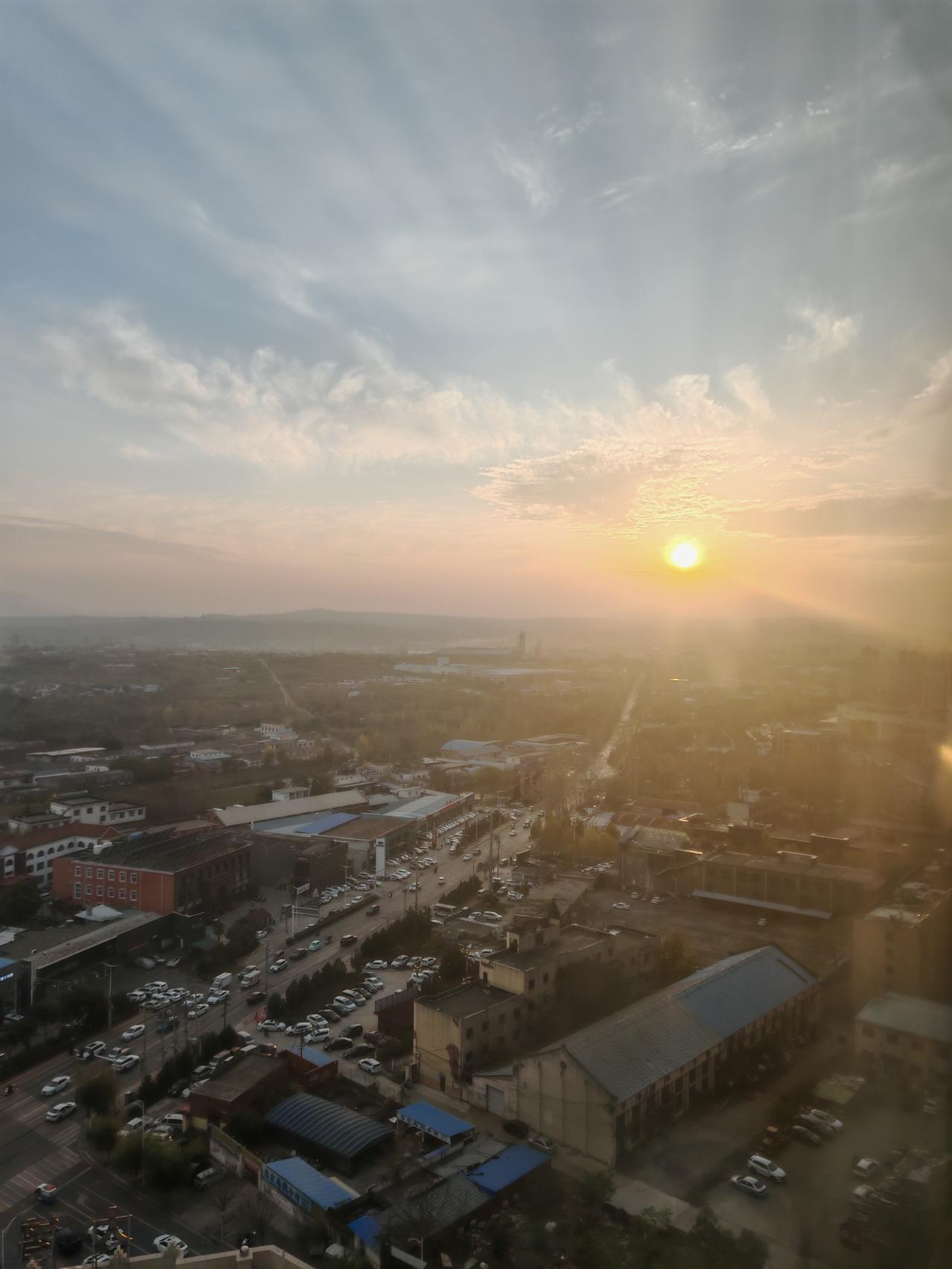 傍晚的光
 
趴在窗边看天的时候，日头已经沉到半空中了。

橘黄色的光裹着那轮圆